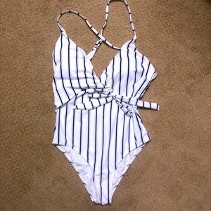 Never worn Cupshe one piece suit, size S